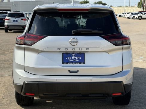 Used 2025 Nissan Rogue SV FWD image 8