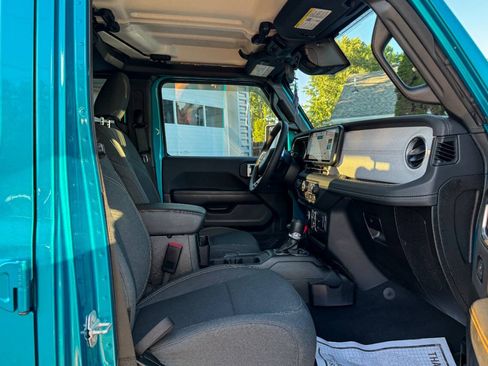 Used 2024 Jeep Wrangler Unlimited Sahara AWD/4WD image 11