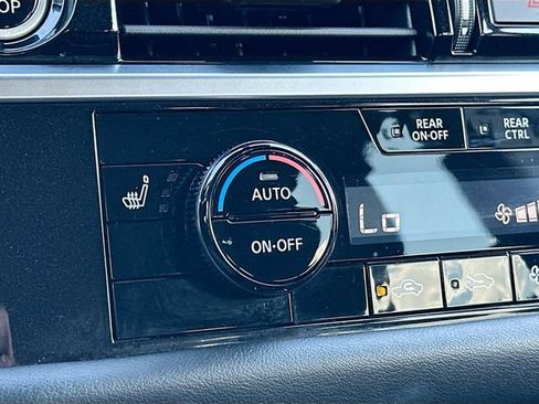 Used 2024 Nissan Pathfinder SV image 19