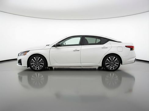 Used 2025 Nissan Altima 2.5 SV FWD image 5