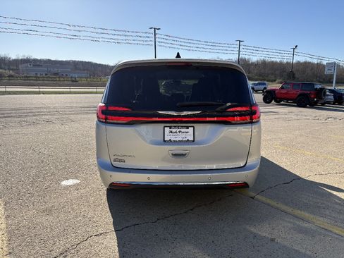 Used 2024 Chrysler Pacifica Touring-L FWD image 4