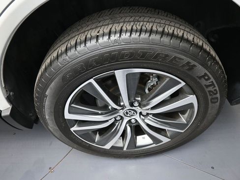 Certified 2024 Toyota Venza LE image 15