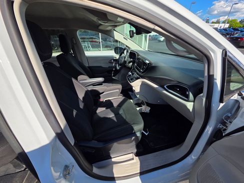Used 2023 Chrysler Voyager LX FWD image 15
