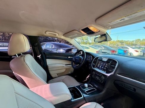 Used 2018 Chrysler 300 Limited image 22