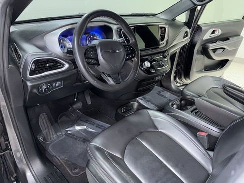 Used 2023 Chrysler Pacifica Touring-L w/ S Appearance Package image 13