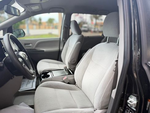 Used 2020 Toyota Sienna LE FWD image 17