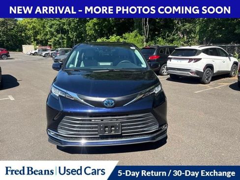 Used 2021 Toyota Sienna XLE AWD/4WD image 2