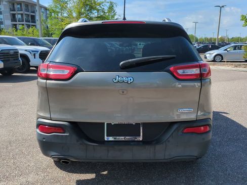 Used 2017 Jeep Cherokee Latitude w/ Safety/Convenience Group FWD image 5