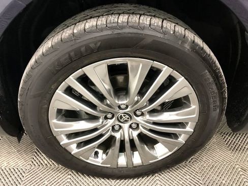Used 2024 Toyota Venza Limited AWD/4WD image 28