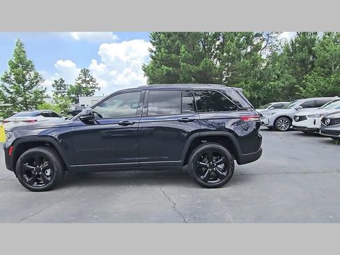 Used 2024 Jeep Grand Cherokee Limited w/ Black Appearance Package AWD/4WD image 28