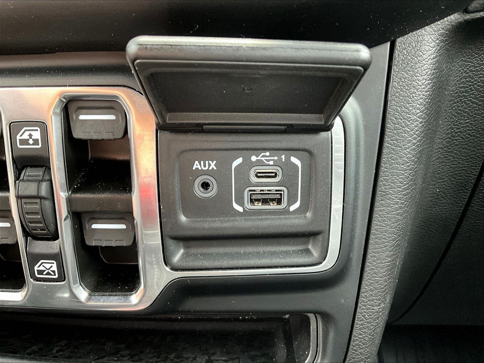 Used 2023 Jeep Gladiator Overland w/ Cold Weather Group AWD/4WD image 19
