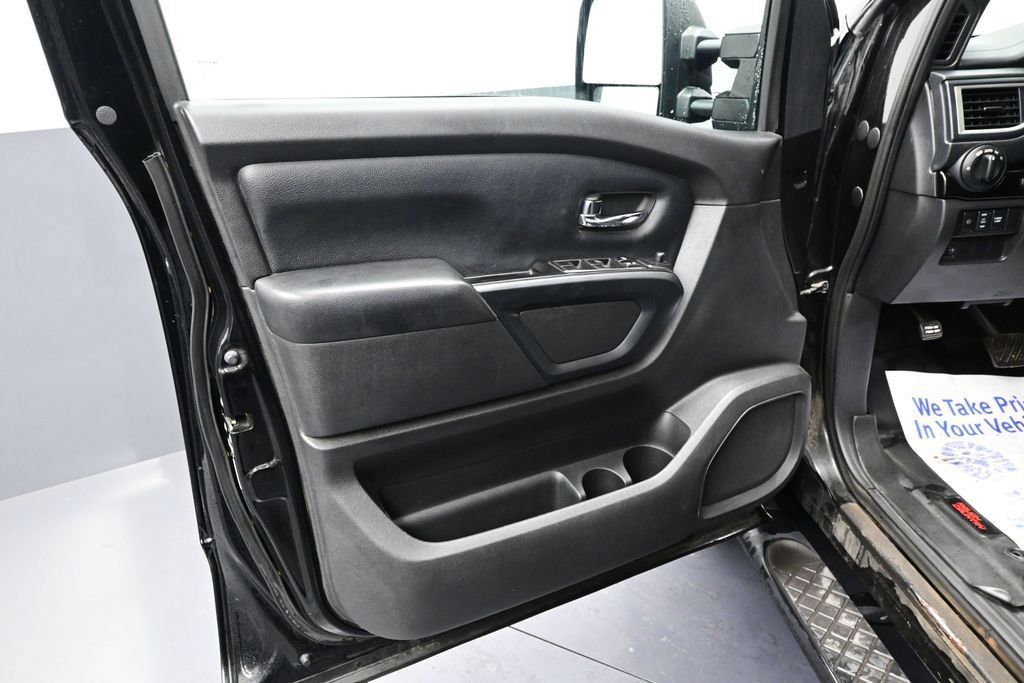 Used 2018 Nissan Titan SV AWD/4WD image 25