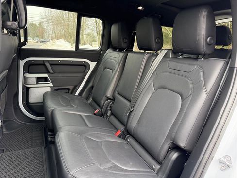 Used 2023 Land Rover Defender 130 SE image 16