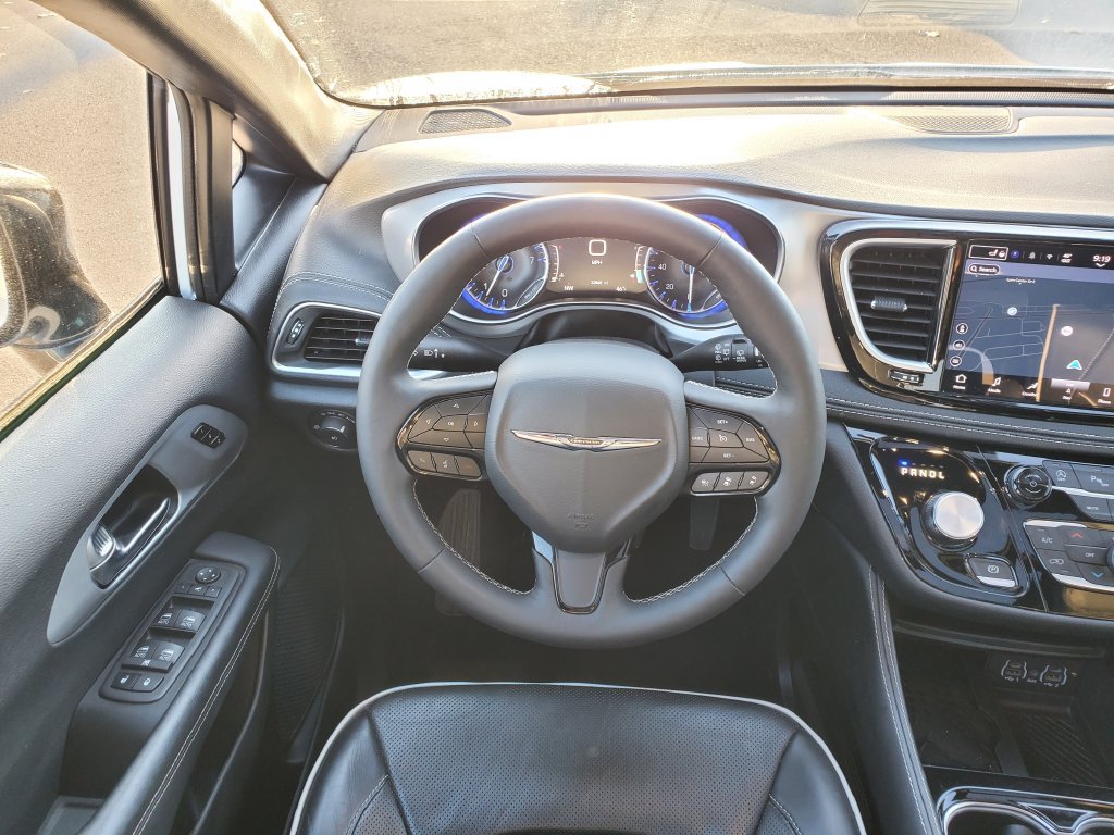 Used 2025 Chrysler Pacifica Limited FWD image 17