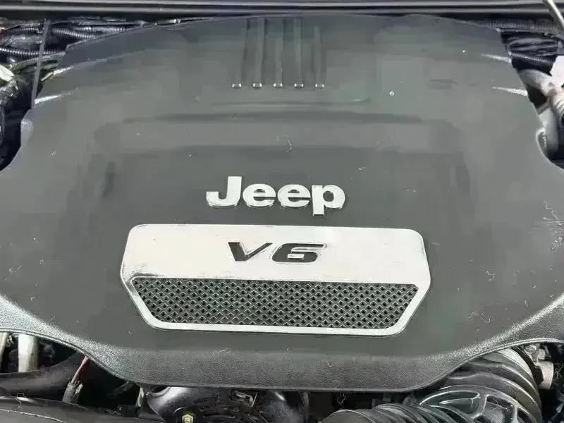 Used 2018 Jeep Wrangler Unlimited Rubicon w/ Connectivity Group AWD/4WD image 39