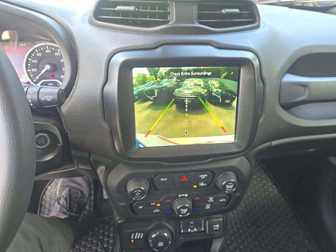 Used 2023 Jeep Renegade Latitude AWD/4WD image 4