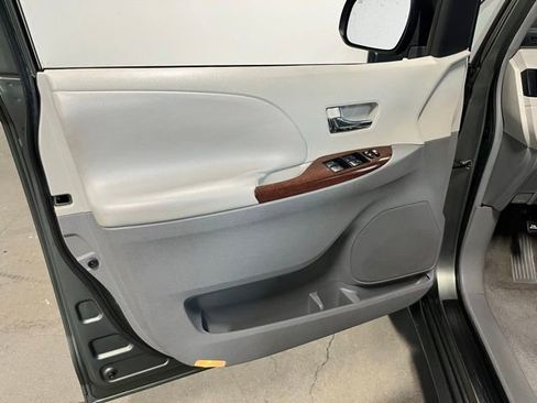 Used 2011 Toyota Sienna XLE FWD image 22