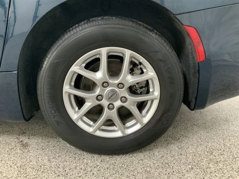 Used 2023 Chrysler Pacifica Touring-L image 9