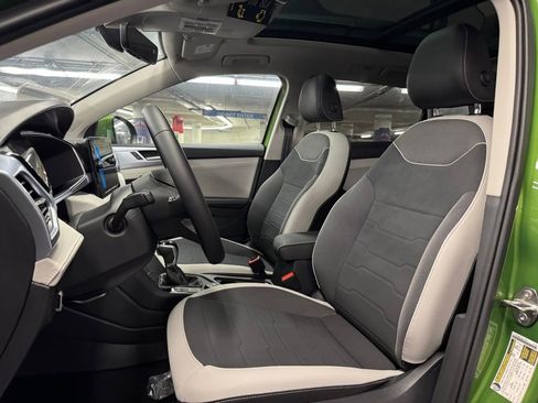 New 2025 Volkswagen Taos SE image 29