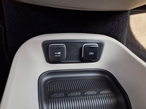 Used 2018 Chrysler Pacifica Limited w/ Tire & Wheel Group image 11