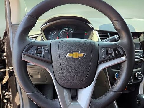 Used 2022 Chevrolet Trax LT w/ LT Convenience Package AWD/4WD image 24