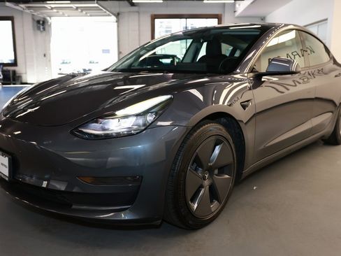 Used 2023 Tesla Model 3 Standard Range image 3