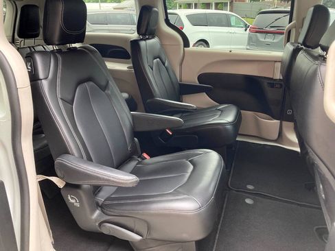 Used 2023 Chrysler Pacifica Touring-L FWD image 11