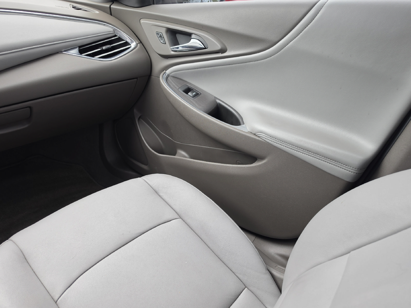 Used 2018 Chevrolet Malibu LT w/ Leather Package FWD image 18