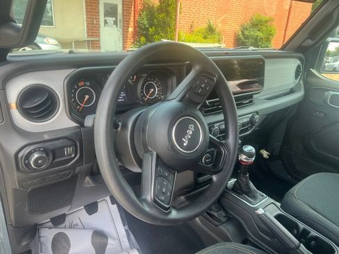 Used 2025 Jeep Wrangler Sport AWD/4WD image 17