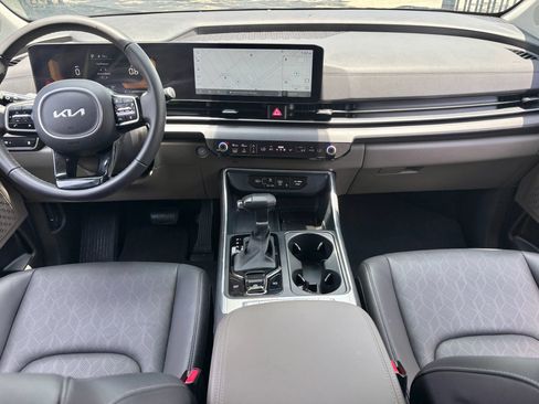 Used 2025 Kia Carnival EX FWD image 11