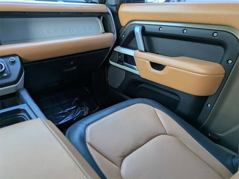 Used 2024 Land Rover Defender 90 X-Dynamic SE image 17