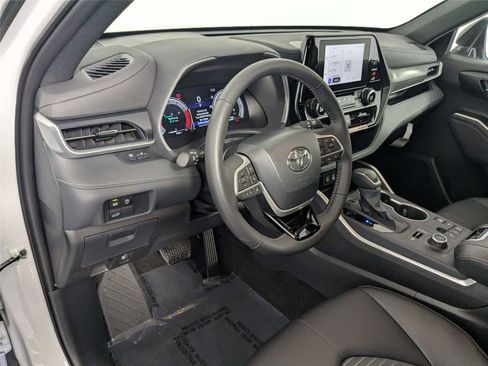 Used 2025 Toyota Highlander XSE image 12