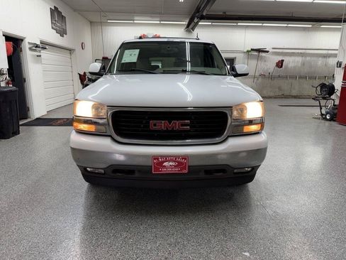 Used 2005 GMC Yukon XL SLT w/ SLT Preferred Equipment Group AWD/4WD image 2