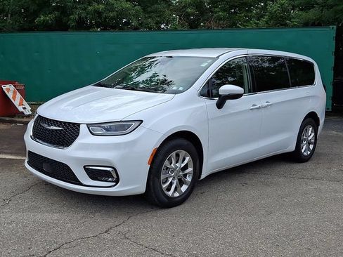 Used 2023 Chrysler Pacifica Touring-L AWD/4WD image 3