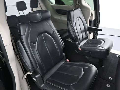 Used 2022 Chrysler Pacifica Touring-L FWD image 13