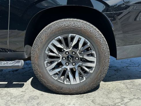 Used 2025 Chevrolet Suburban Z71 AWD/4WD image 3