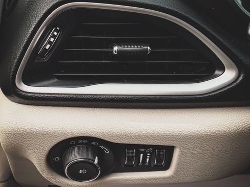 Used 2018 Chrysler Pacifica Touring-L FWD image 9