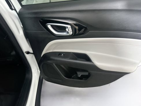 Used 2025 Jeep Compass Limited image 28