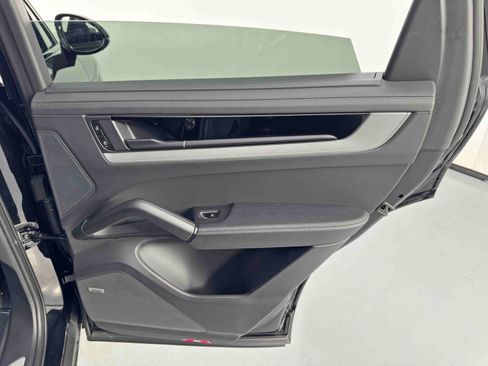 Used 2024 Porsche Cayenne w/ Premium Package image 47