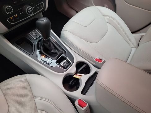 Used 2019 Jeep Cherokee Limited w/ Technology Group FWD image 26