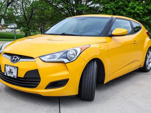 Used 2015 Hyundai Veloster FWD image 3