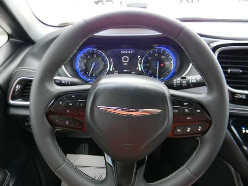Used 2025 Chrysler Pacifica Limited FWD image 9