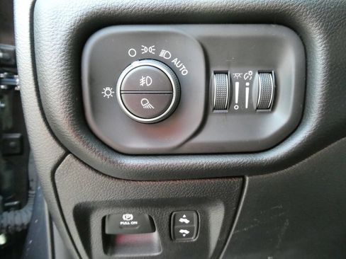 Used 2025 RAM 1500 Big Horn AWD/4WD image 23