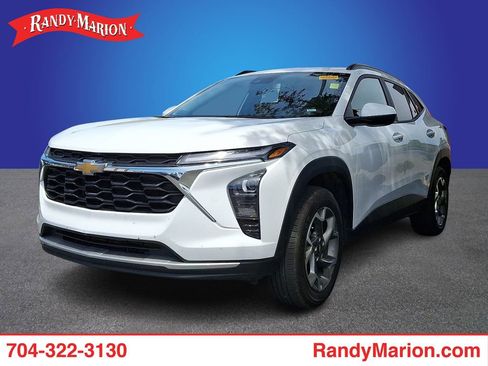 Used 2025 Chevrolet Trax LT FWD image 1