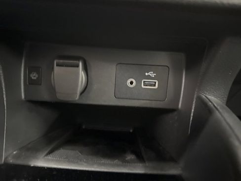 Used 2025 Nissan Versa SV w/ Trunk Package image 28