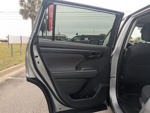 Used 2025 Toyota Highlander LE FWD image 24