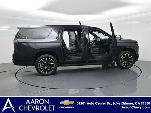 Used 2025 Chevrolet Suburban RST RWD image 3