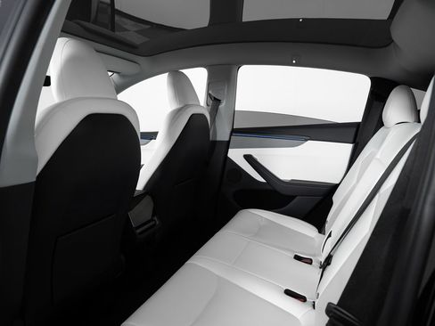 Used 2026 Tesla Model Y AWD image 19