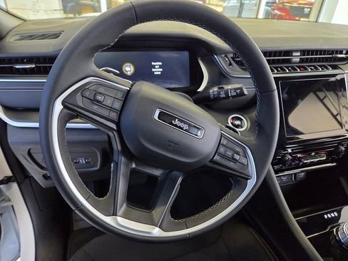 Used 2025 Jeep Grand Cherokee Laredo X image 38