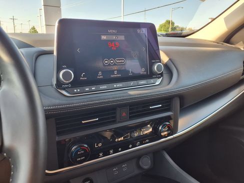 Used 2025 Nissan Rogue SV FWD image 25